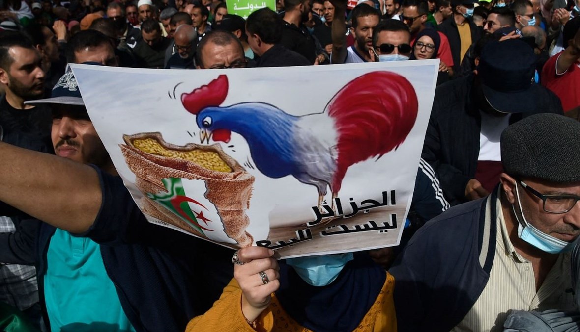 جزائريون يرددون شعارات مناهضة لفرنسا خلال تظاهرة في العاصمة الجزائر (9 نيسان 2021، أ ف ب). 