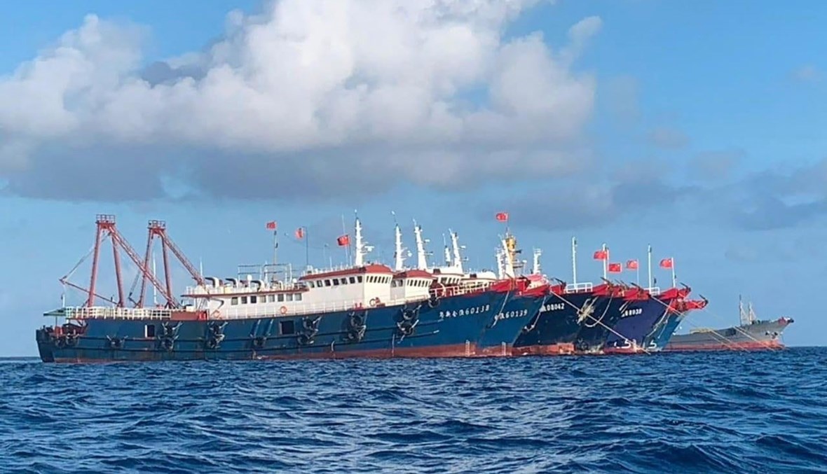 سفن صينية راسية في ويتسان ريف، على بعد حوالى 320 كلم غرب جزيرة بالاوان في بحر الصين الجنوبي (31 آذار 2021، أ ف ب). 
