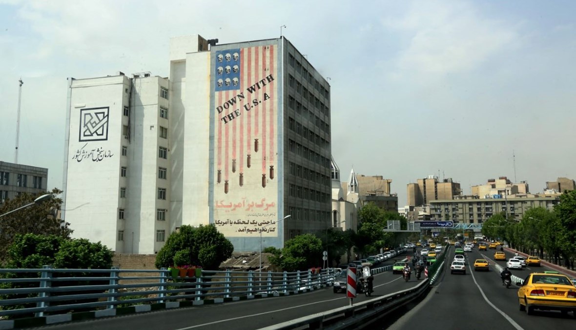 جدارية كبيرة مناهضة للولايات المتحدة على مبنى في وسط طهران (10 نيسان 2021، أ ف ب). 