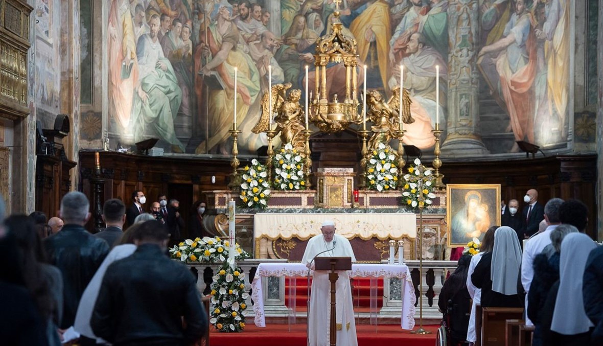 البابا فرنسيس خلال احياء القداس في كنيسة الروح القدس في ساسيا في روما (11 نيسان 2021، أ ف ب).  