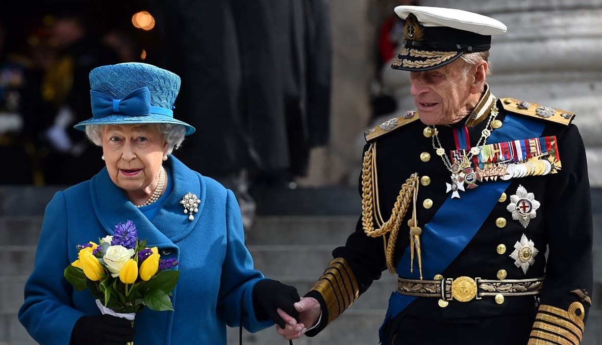 الملكة إليزابيث الثانية والامير فيليب يغادران كاتدرائية القديس بولس في لندن بعد حضور احتفال تأبين في مناسبة انتهاء عمليات القتال البريطانية في أفغانستان (13 آذار 2015، أ ف ب). 