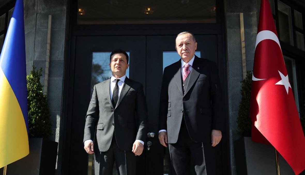 الرئيسان التركي رجب طيب أردوغان –الى اليمين- والأوكراني فولوديمير زيلينسكي في أسطنبول السبت.   (أ ف ب)