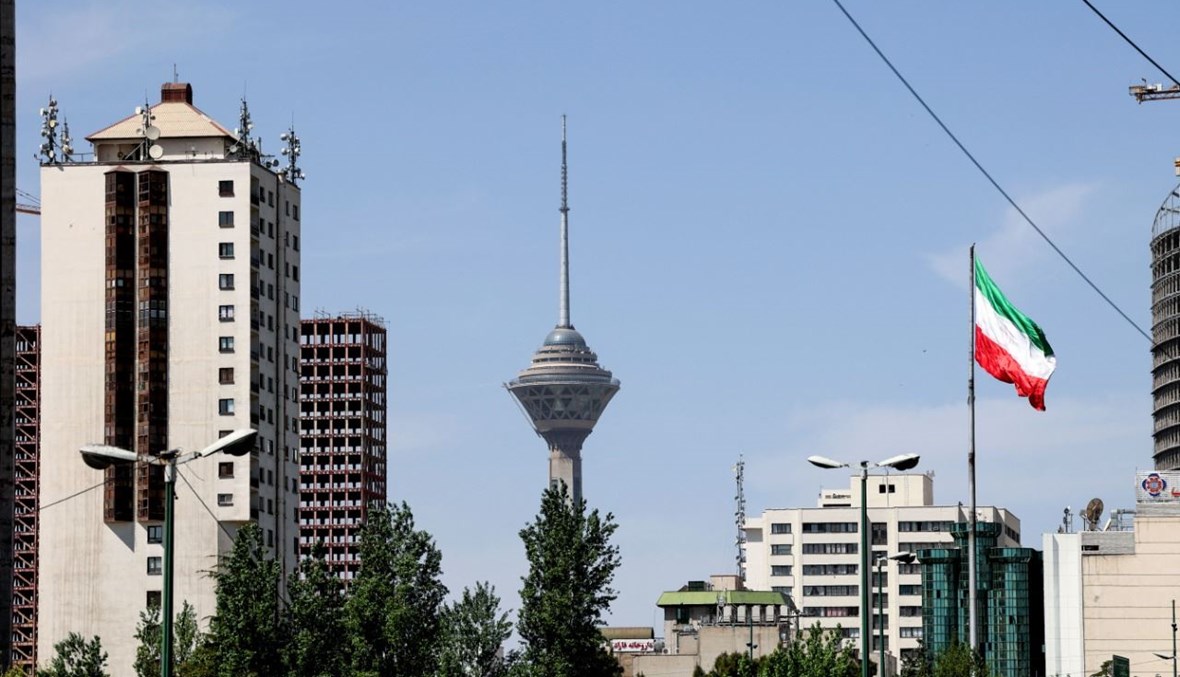 علم إيراني يرفرف قبالة برج ميلاد في العاصمة طهران (12 نيسان 2021، أ ف ب). 