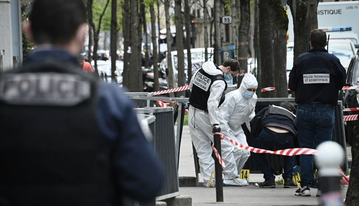 محققون يجمعون أدلة بالقرب من المستشفى في باريس، حيث وقع الهجوم (12 نيسان 2021، أ ف ب). 