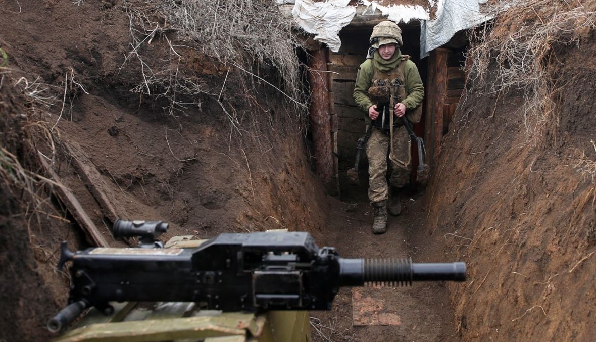 جندي أوكراني في خندق على خط المواجهة مع الانفصاليين المدعومين من روسيا بالقرب من بلدة زولوتي في منطقة لوغانسك  (8 نيسان 2021، ا ف ب).