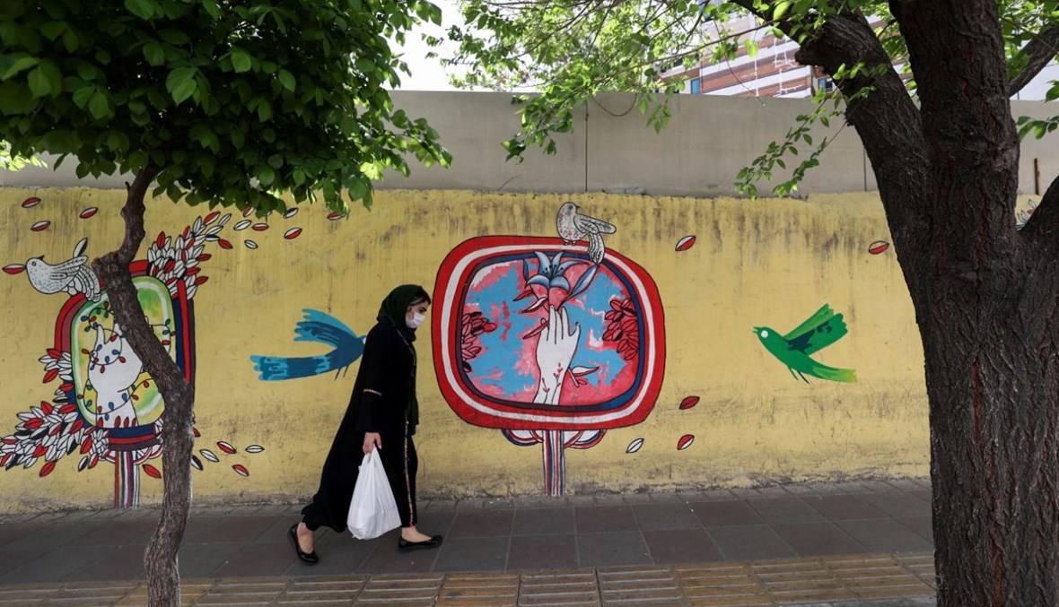 امرأة إيرانية تمشي في أحد شوارع طهران (12 نيسان 2021، ا ف ب). 