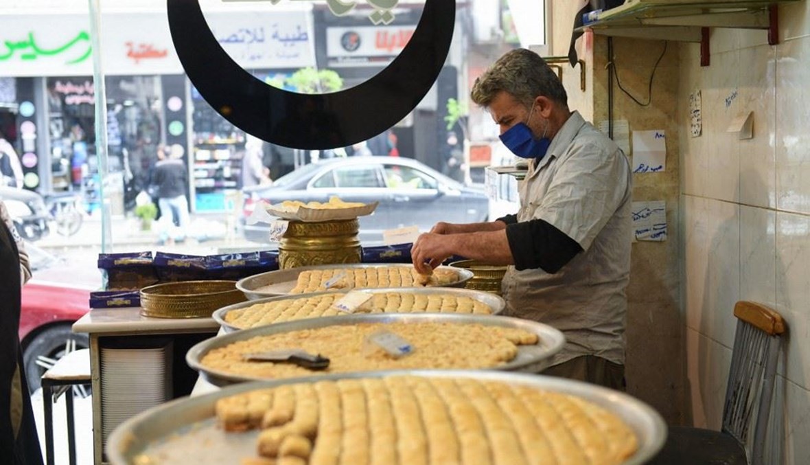 محل حلويات في مدينة حلب بشمال سوريا الاحد.   (أ ف ب)