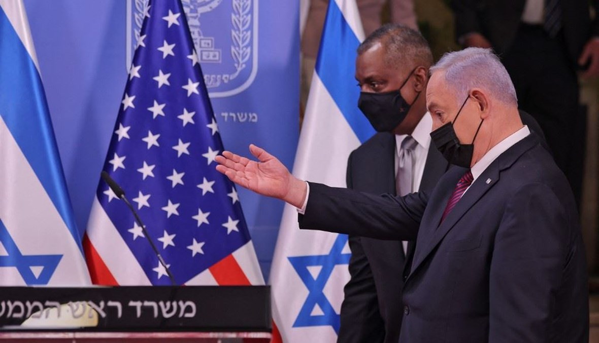 رئيس الوزراء الاسرائيلي بنيامين نتنياهو ووزير الدفاع الاميركي لويد أوستن في القدس أمس.   (أ ف ب)