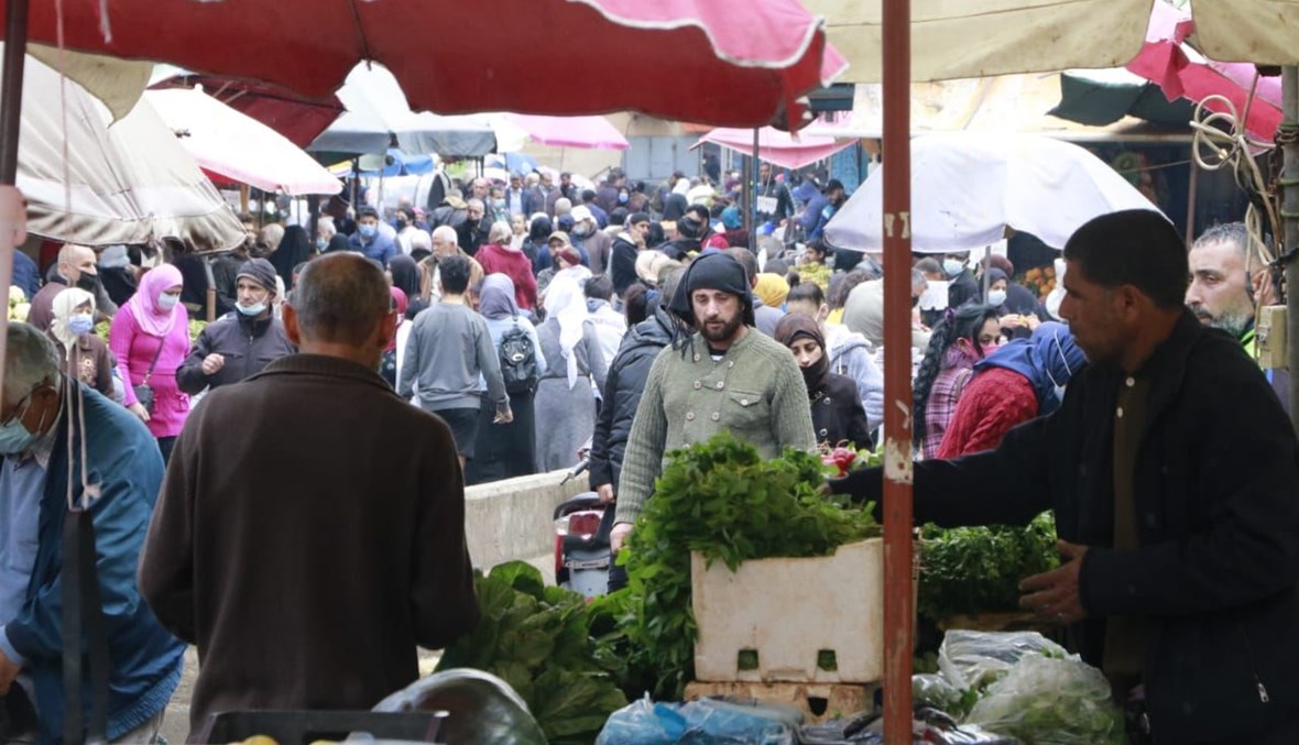 سوق الخضر في منطقة صبرا كما بدا عشية شهر رمضان (حسن عسل).