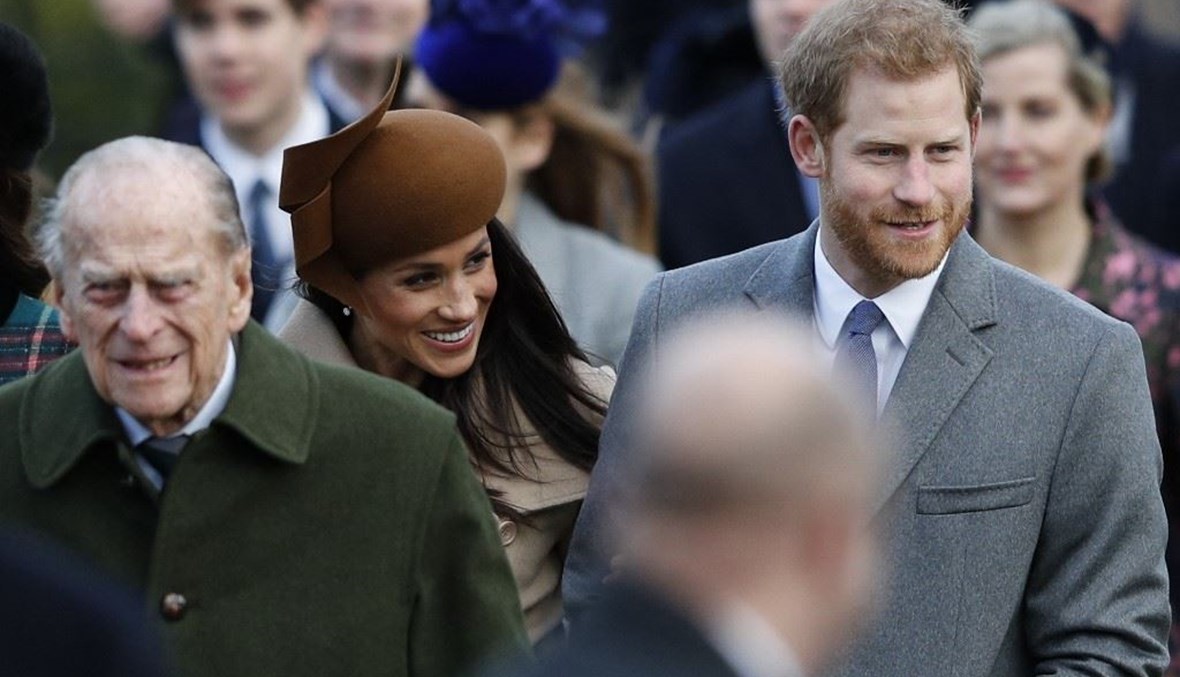 الأمير هاري وميغان ماركل إلى جانب الأمير الراحل فيليب (أ ف ب).