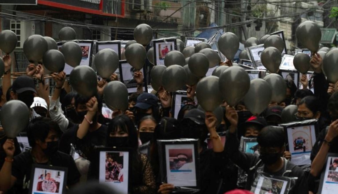 صورة التقطت وتم الحصول عليها من مصدر مجهول على الفايسبوك في 5 نيسان تظهر المحتجين في رانغون. (أ ف ب)