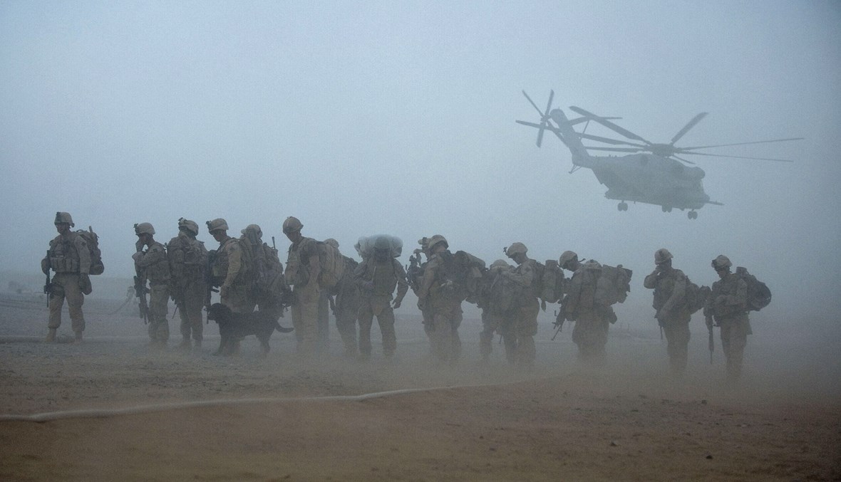 مشاة البحرية الأميركية من الكتيبة الثانية خلال عملية خنجر في معسكر دواير بإقليم هلمند في أفغانستان (أ ف ب- 2 تموز 2009).