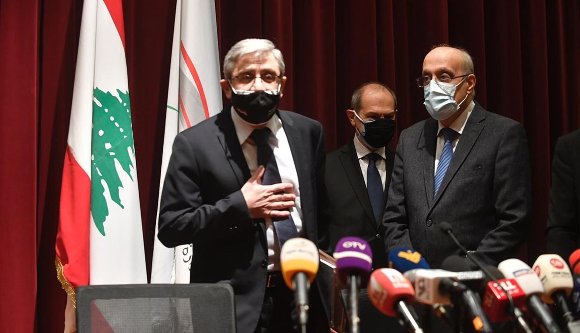وزير التربية طارق المجذوب وإلى جانبه نقيب الأطباء خلال المؤتمر الصحافي (حسام شبارو). 