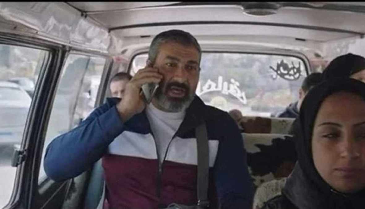 صورة لمشهد ياسر جلال ممسكًا الهاتف بالمقلوب