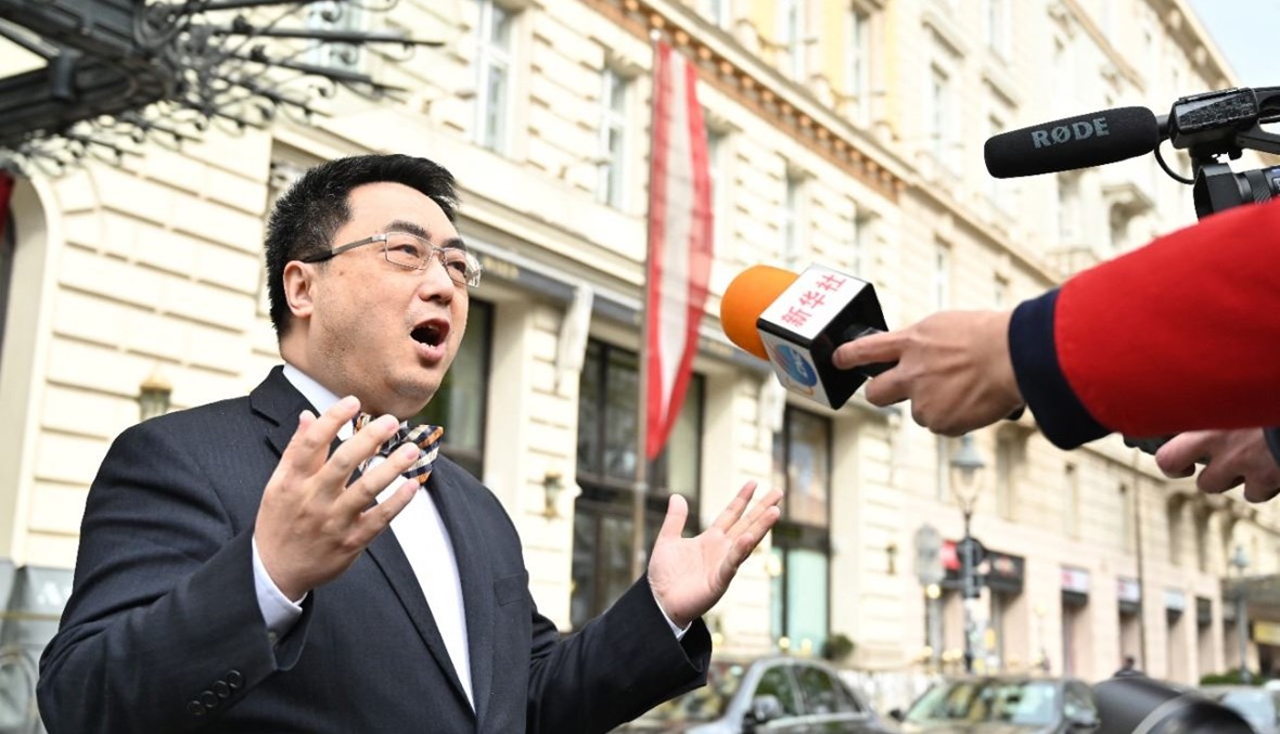المندوب الصيني لدى الوكالة الدولية للطاقة الذرية السفير وانغ تشون مصرحا امام فندق غراند اوتيل في فيينا، حيث انعقدت المفاوضات حول الملف النووي الايراني  (15 نيسان 2021، ا ف ب). 