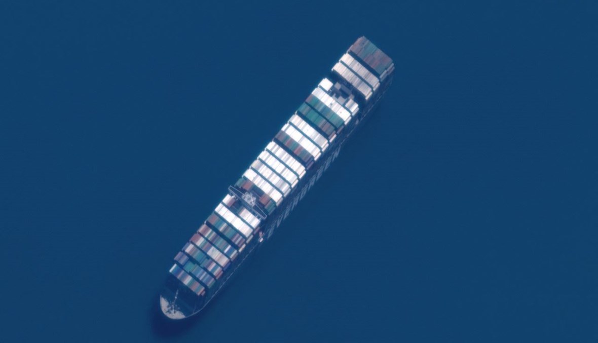 صورة من القمر الاصطناعي نشرتها Maxar Technologies تظهر سفينة "ايفر غيفن" في قناة السويس، بعد اعادة تعويمها (12 نيسان 2021، ا ف ب). 