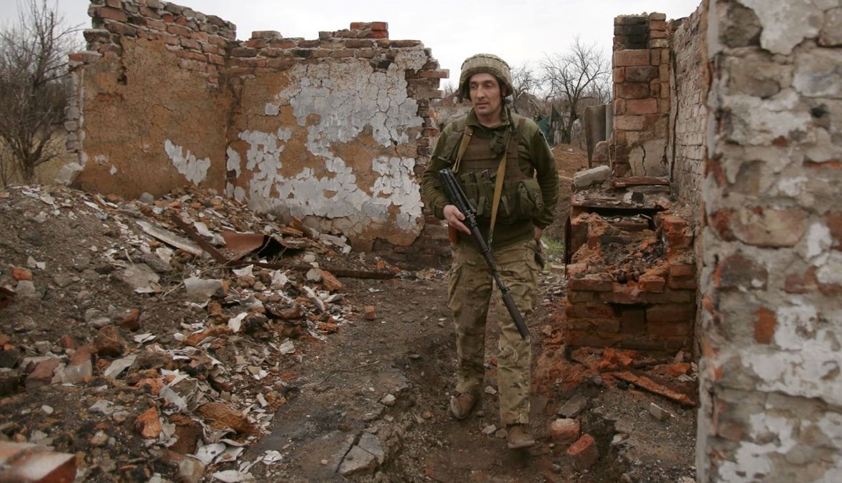 جندي أوكراني عند خط المواجهة مع الانفصاليين المدعومين من روسيا بالقرب من مدينة مارينكا الصغيرة بمنطقة دونيتسك (12 نيسان 2021، ا ف ب). 