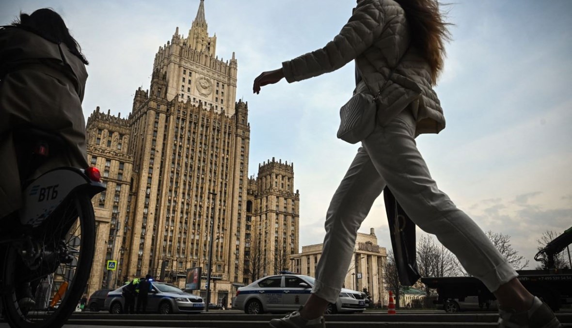 امرأة تمر بالقرب من مقر وزارة الخارجية الروسية في موسكو (15 نيسان 2021، أ ف ب). 