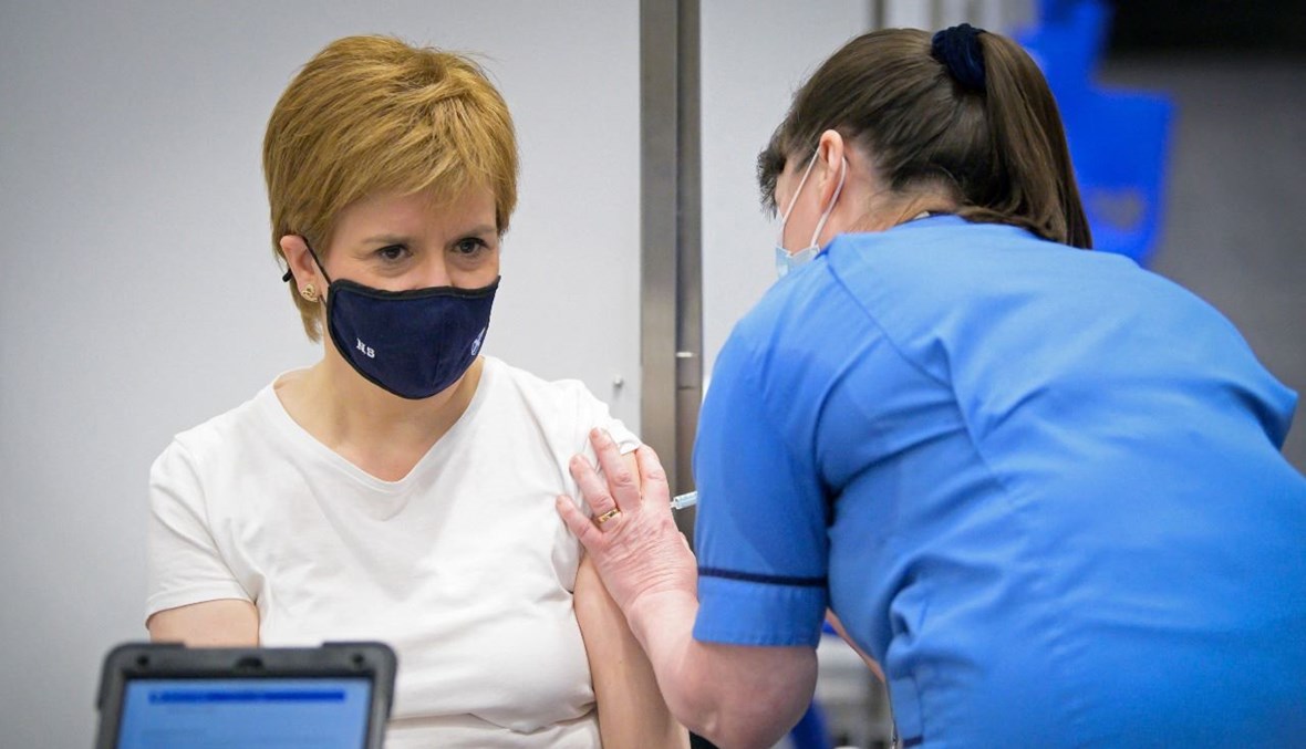 الوزيرة الأولى في اسكتلندا زعيمة الحزب الوطني الاسكتلندي نيكولا ستورجن تتلقى لقاح استرازينيكا في مركز للتطعيم في غلاسكو (15 نيسان 2021، ا ف ب). 