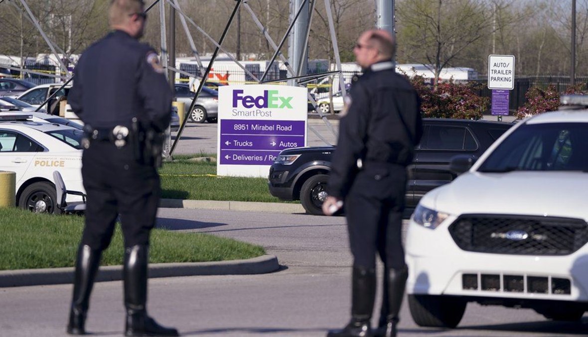 عناصر من الشرطة انتشروا بالقرب من موقع اطلاق النار في منشأة FedEx Ground في إنديانابوليس (16 نيسان 2021، أ ب). 