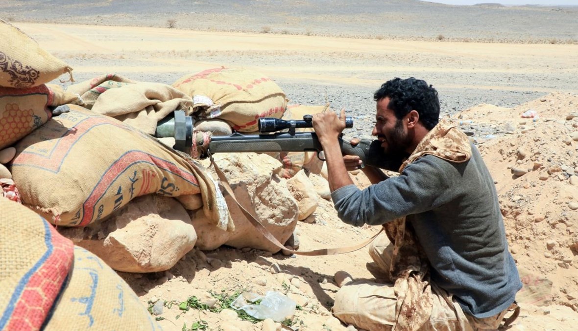 عنصر من القوات الموالية للحكومة اليمنية المدعومة من السعودية في موقع مواجه للحوثيين في محافظة مأرب شمال شرق اليمن (6 نيسان 2021، أ ف ب). 