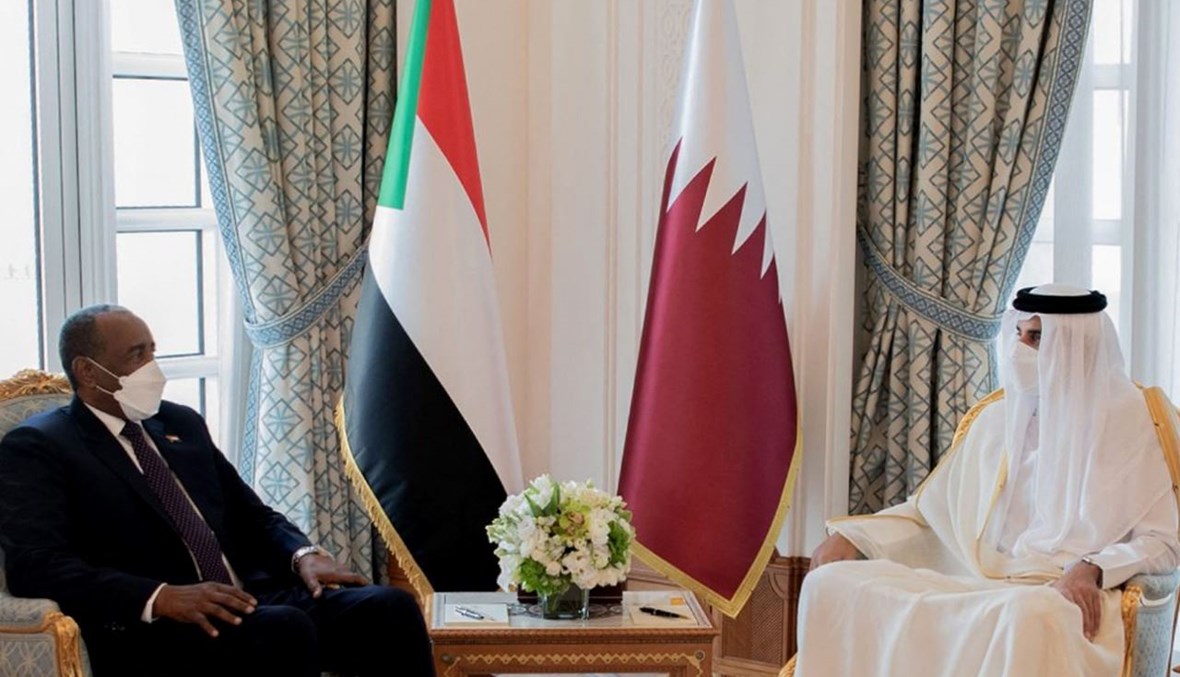 رئيس المجلس السيادي السوداني عبد الفتاح البرهان خلال لقائه أمير قطر الشيخ تميم بن حمد آل ثاني في الدوحة (8 نيسان 2021، ا ف ب). 