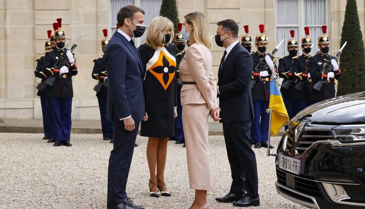 الرئيس الفرنسي إيمانويل ماكرون وزوجته بريجيت والرئيس الأوكراني فولوديمير زيلينسكي وزوجته أولينا في الإليزيه بباريس أمس.   (أ ف ب)