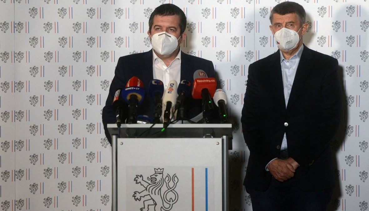 رئيس الوزراء التشيكي أندريه بابيس ووزير الخارجية ووزير الداخلية التشيكي يان هامسيك يرتديان أقنعة الوجه في مؤتمر صحفي (أ ف ب).  