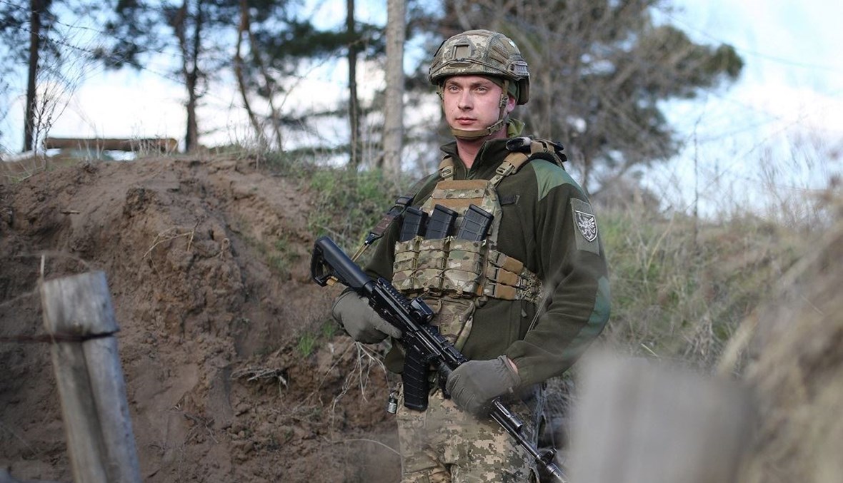 جندي أوكراني عند الحدود مع روسيا (أ ف ب).