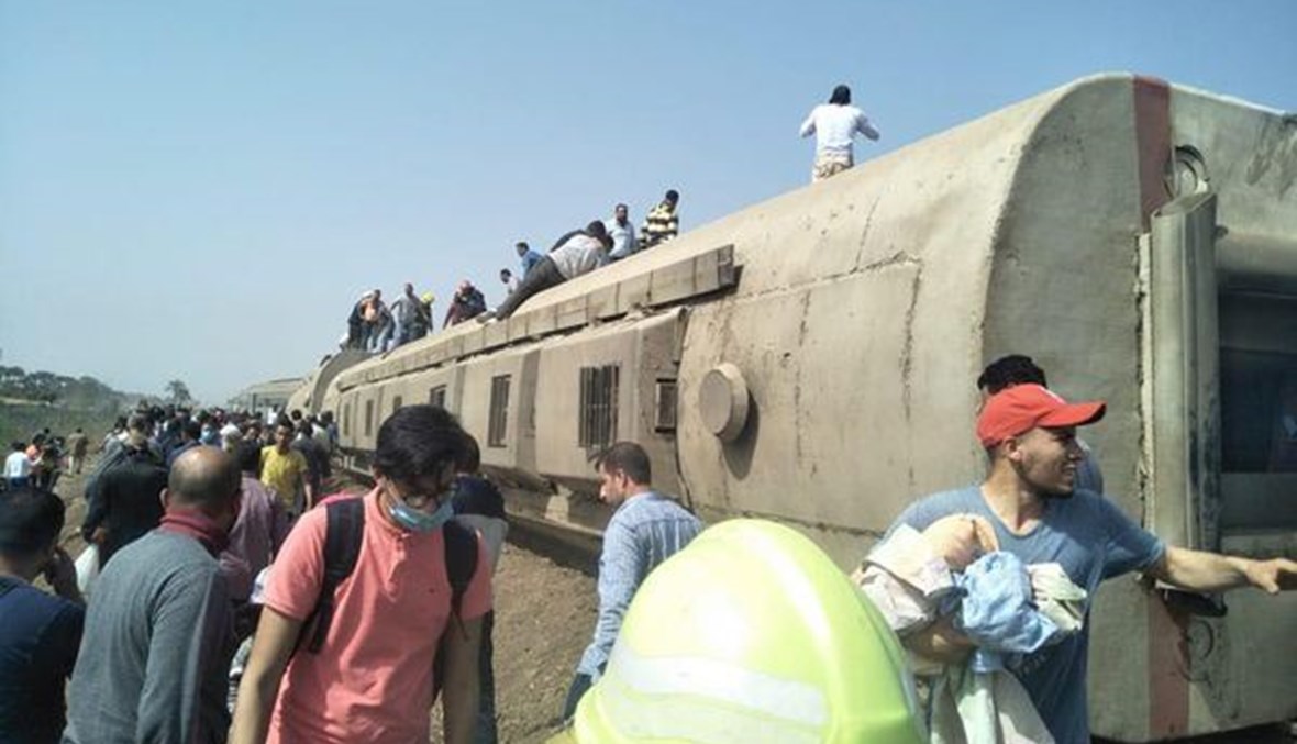 في موقع حادث القطار (الصورة من صفحة محافظة القليوبية). 
