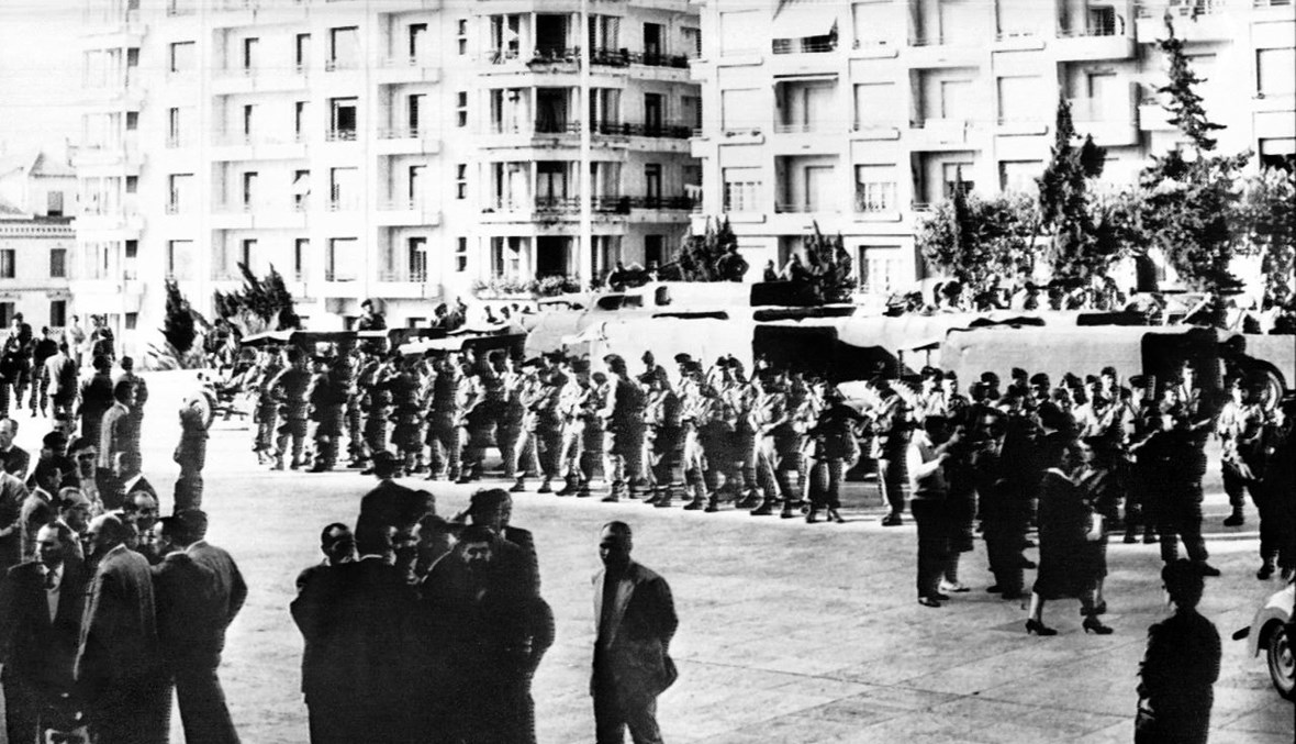 قوات الدرك تتخذ موقعها أمام مبنى الوفد العام الذي كان يحتله جنرالات فرنسيون نفذوا انقلابا على سياسة الجنرال شارل ديغول في الجزائر (26 نيسان 1961، أ ف ب). 