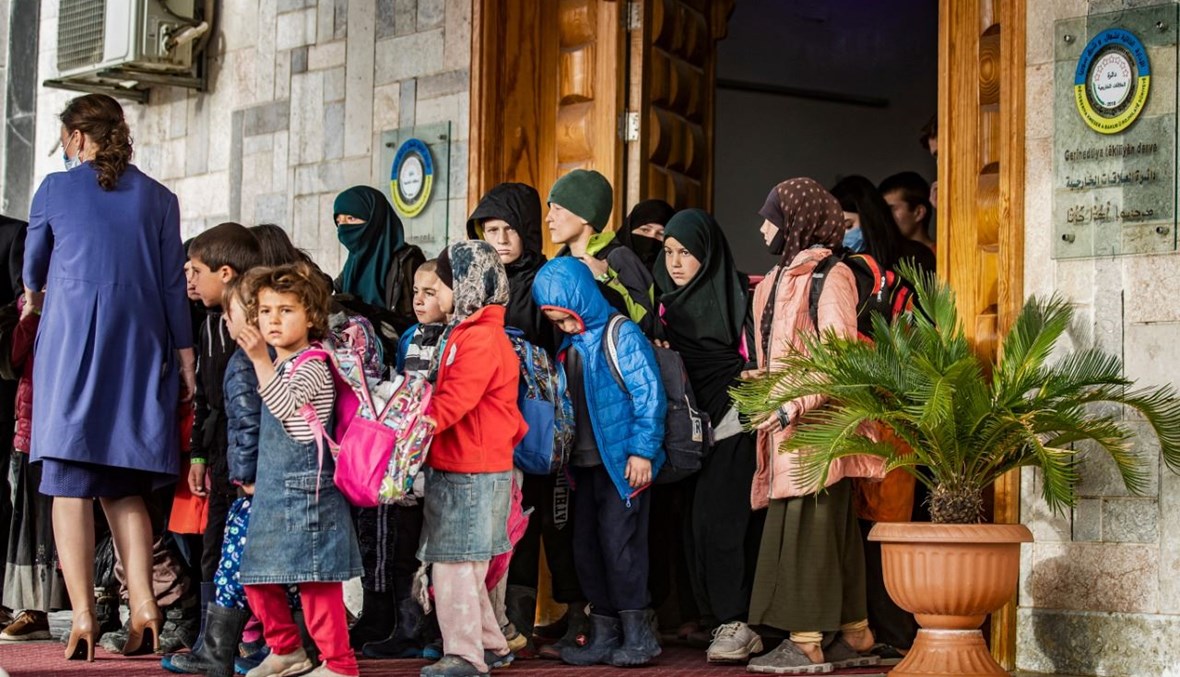 خلال تسليم الأطفال الأيتام إلى وفد روسي، في مقر إدارة الشؤون الخارجية للإدارة الكردية في مدينة القامشلي شمال شرق سوريا (18 نيسان 2021، أ ف ب). 