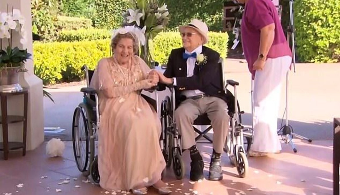 رون هدلي وماري هيل يتزوجان في دار رعاية المسنين. 
