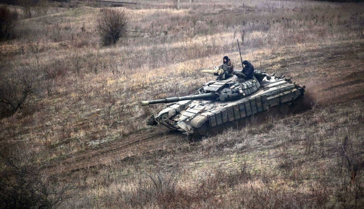 قوات أوكرانية تشارك في مناورات عسكرية في منطقة دونباس (18 نيسان 2021، أ ف ب). 