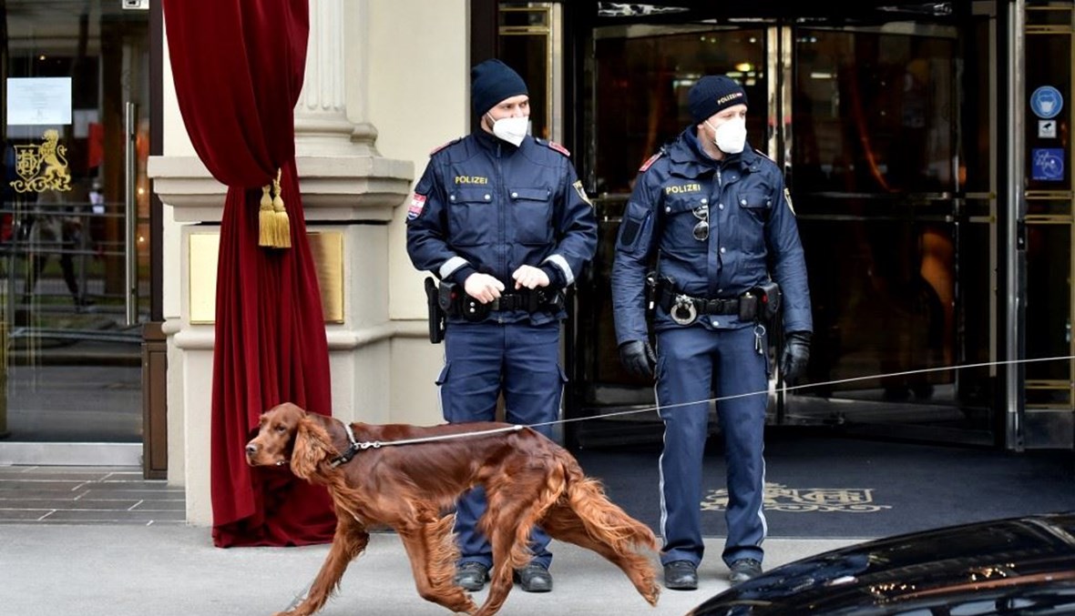 رجال شرطة أمام فندق "غراند أوتيل" الذي تجري فيه المفاوضات النووية في فيينا.   (أ ف ب)