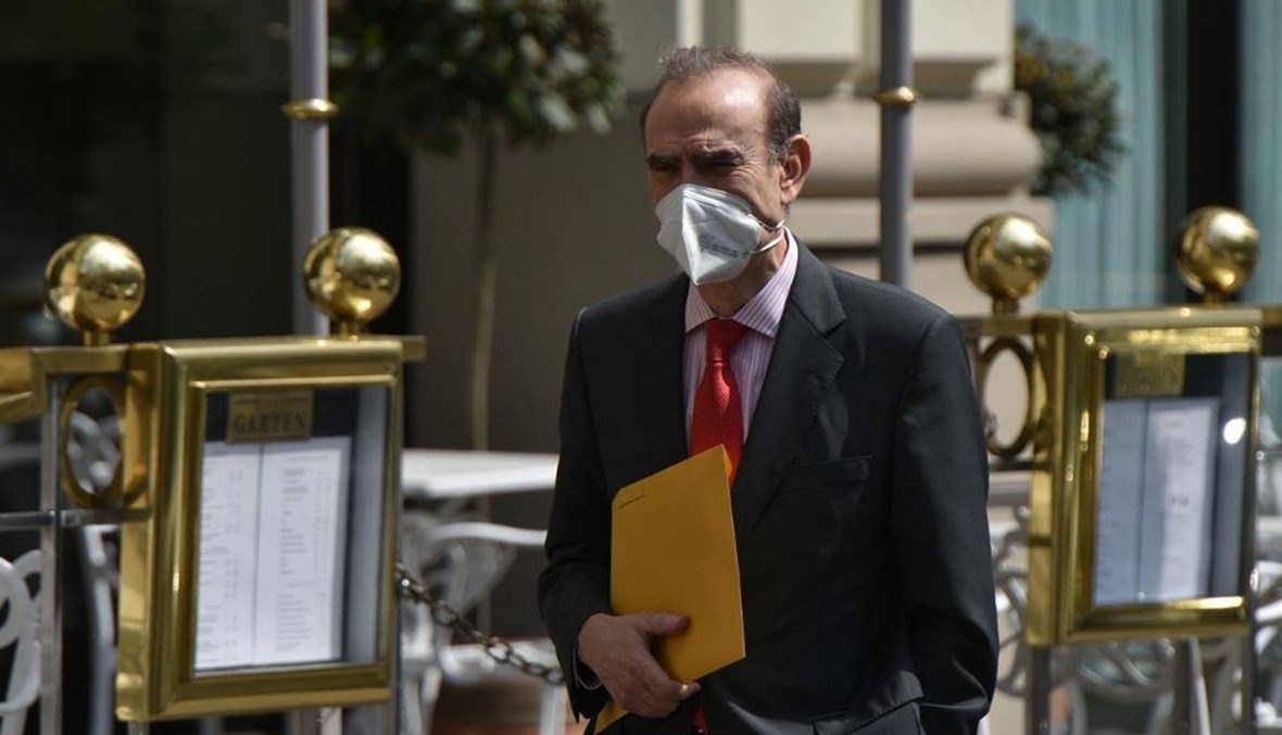 المدير السياسي للاتحاد الأوروبي انريكي مورا لدى وصوله إلى فندق "غراند أوتيل" في فيينا حيث تعقد المفاوضات النووية.(أ ف ب)