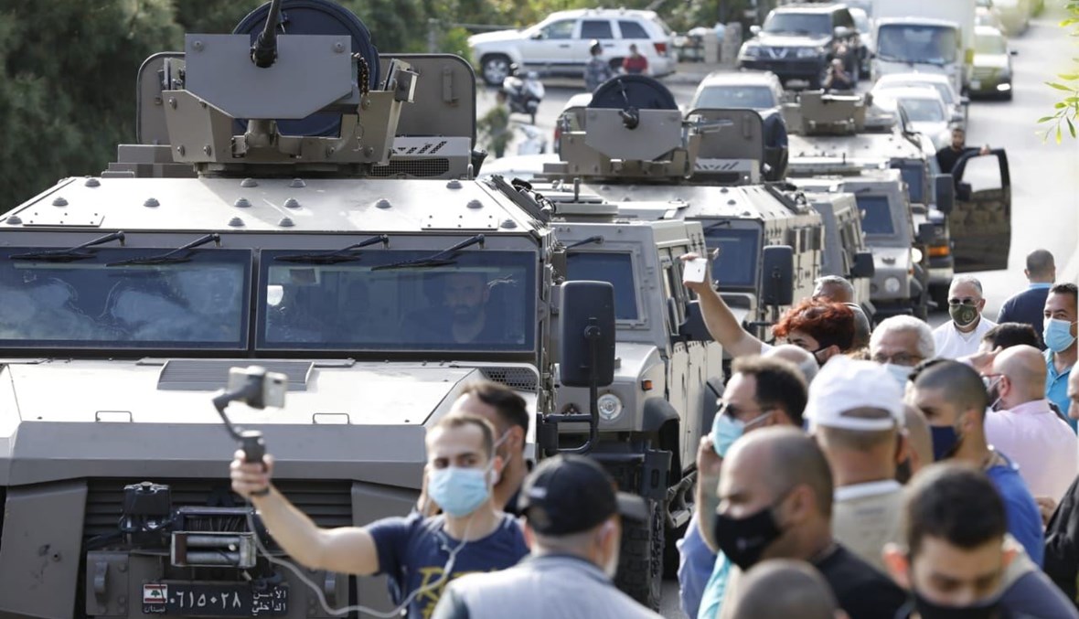 تعزيزات عسكرية لقوى الأمن أمام شركة "مكتّف" للصيرفة في عوكر.
