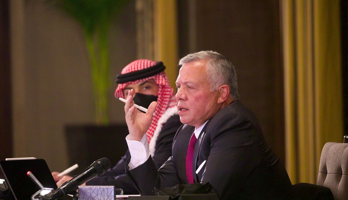 الملك عبدالله الثاني خلال لقائه شخصيات من محافظات اردنية عدة (22 نيسان 2021، الديوان الملكي الهاشمي).  