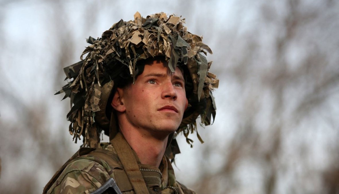 جندي أوكراني على خط المواجهة مع الانفصاليين المدعومين من روسيا بالقرب من غورليفكا بمنطقة دونيتسك (21 نيسان 2021، ا ف ب). 