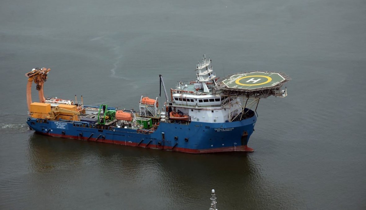 سفينة إنقاذ تابعة للبحرية الهندية تخرج من ميناء فيساكاباتنام للانضمام إلى البحث عن الغواصة الإندونيسية (22 نيسان 2021، أ ف ب). 