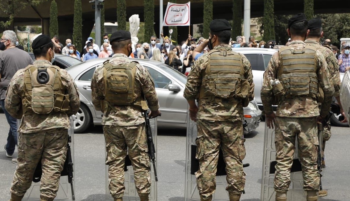 الجيش خلال تظاهرة أمام قصر العدل.