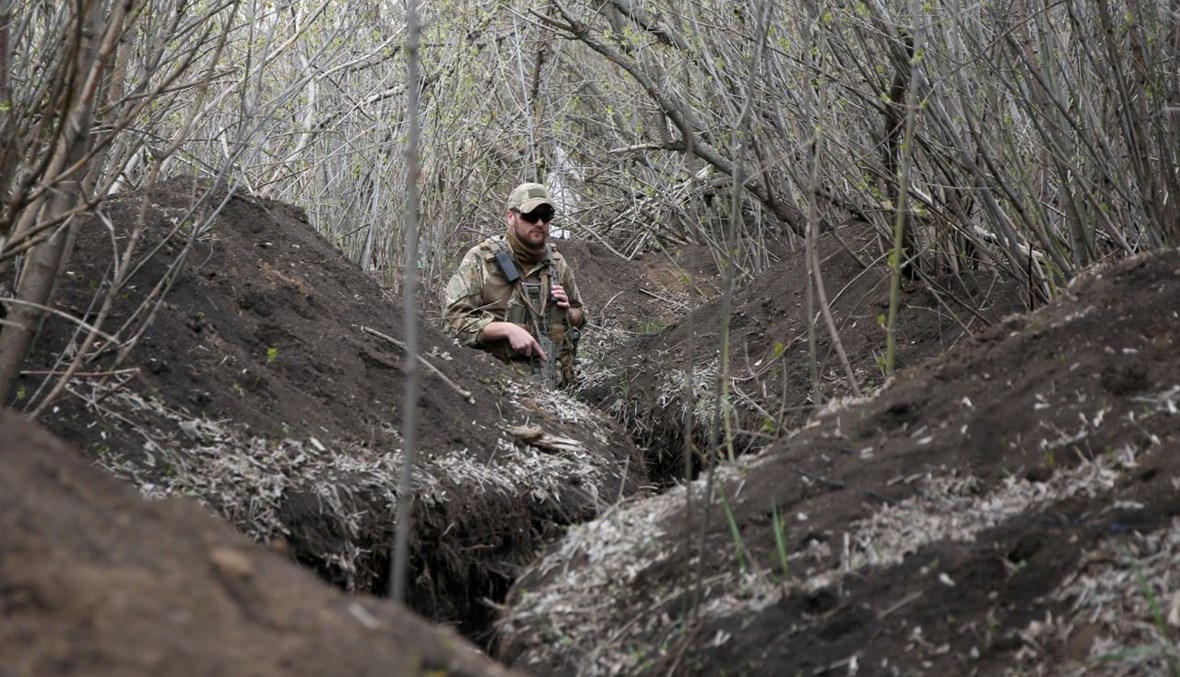 جندي أوكراني في موقع على خط المواجهة مع الانفصاليين المدعومين من روسيا ، بالقرب من دونيتسك (22 نيسان 2021، أ ف ب). 