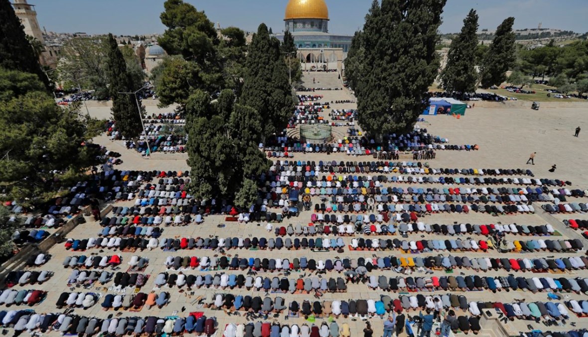 فلسطينيون يشاركون في صلاة الجمعة الأولى من شهر رمضان في المسجد الأقصى في البلدة القديمة في القدس (16 نيسان 2021، أ ف ب). 