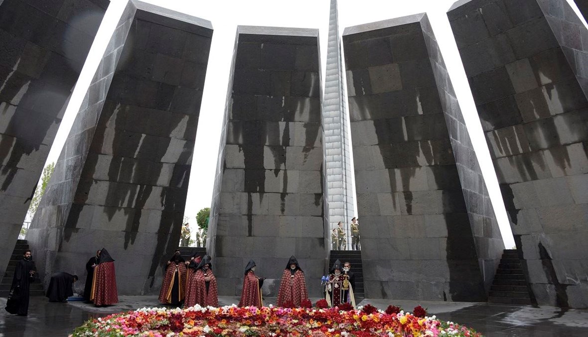 رئيس الكنيسة الأرمنية الرسولية يقيم مراسم إحياء الذكرى 105 للمذبحة الأرمينية، في نصب تسيتسيرناكابيرد التذكاري في يريفان (أ ف ب).