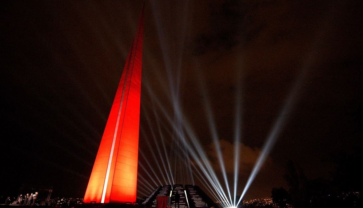 إضاءة نصب تسيتسيرناكابيرد التذكاري في يريفان (24 نيسان 2020- أ ف ب).