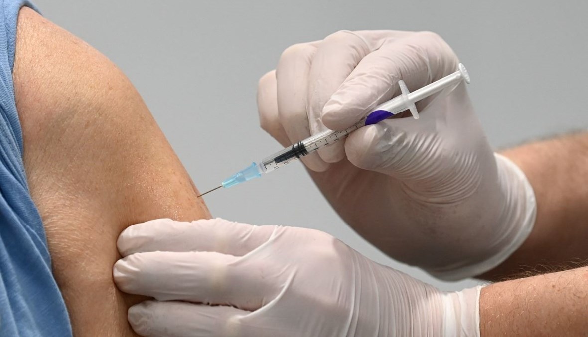 رجل يتلقى لقاح كورونا في مركز للتطعيم في نورمبرغ جنوب ألمانيا (18 آذار 2021، أ ف ب). 