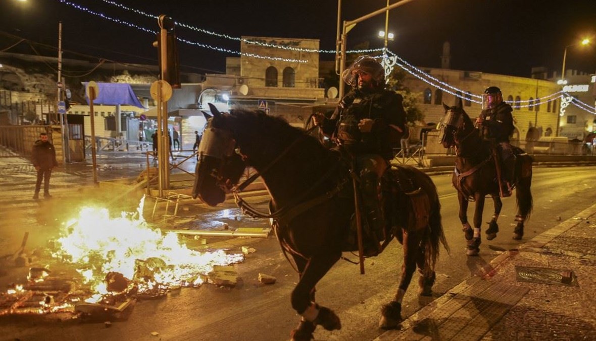 مواجهات بين فلسطينيين والشرطة الإسرائيلية ليلاً في القدس: أكثر من مئة جريح (صور)