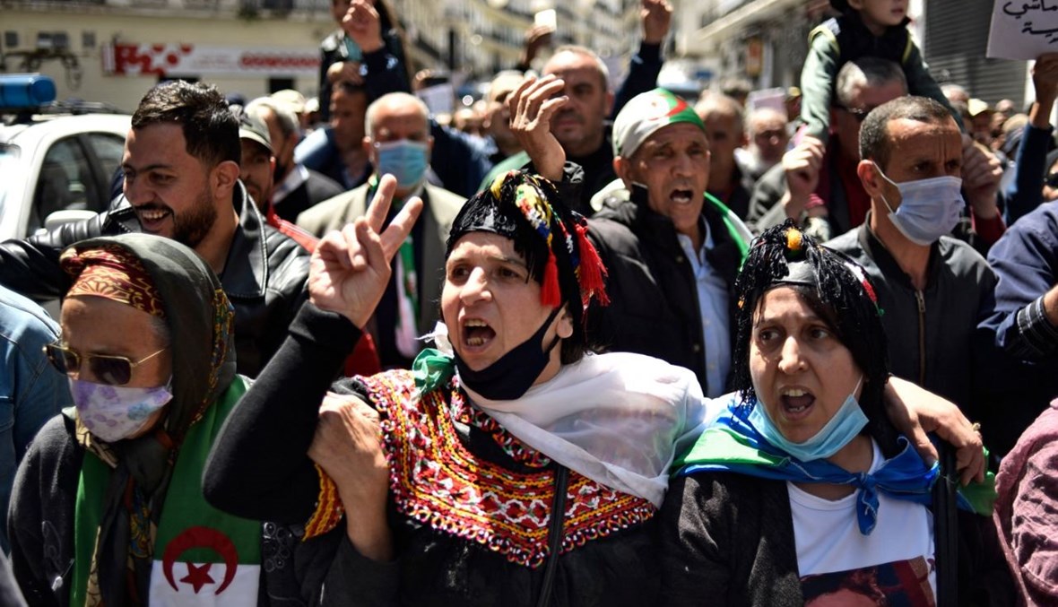 جزائريون يرددون هتافات خلال تظاهرة مناهضة للحكومة في العاصمة الجزائر (23 نيسان 2021، ا ف ب). 