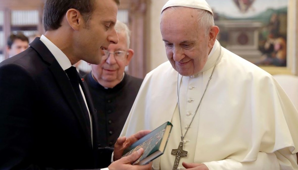 الرئيسُ الفرنسي يُهدي كتاباً للبابا