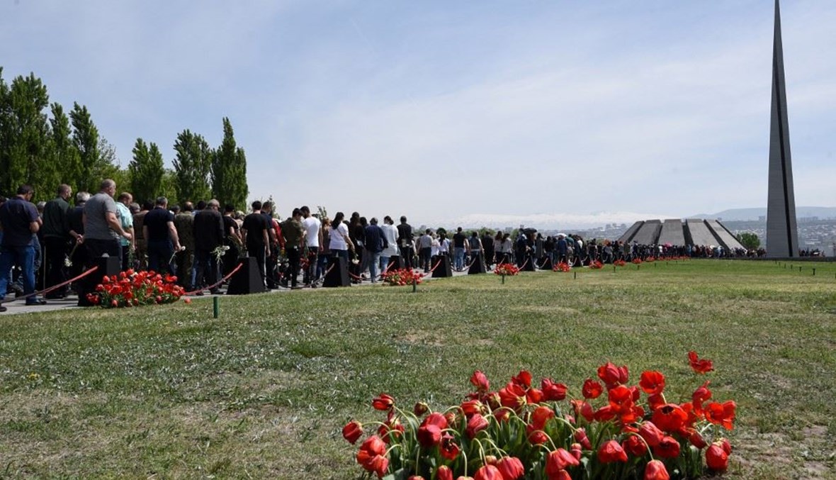 الناس يحضرون احتفال الذكرى الـ 106 لعمليات القتل الجماعي في حقبة الحرب العالمية الأولى في نصب تسيتسيرناكابيرد التذكاري في يريفان (أ ف ب). 